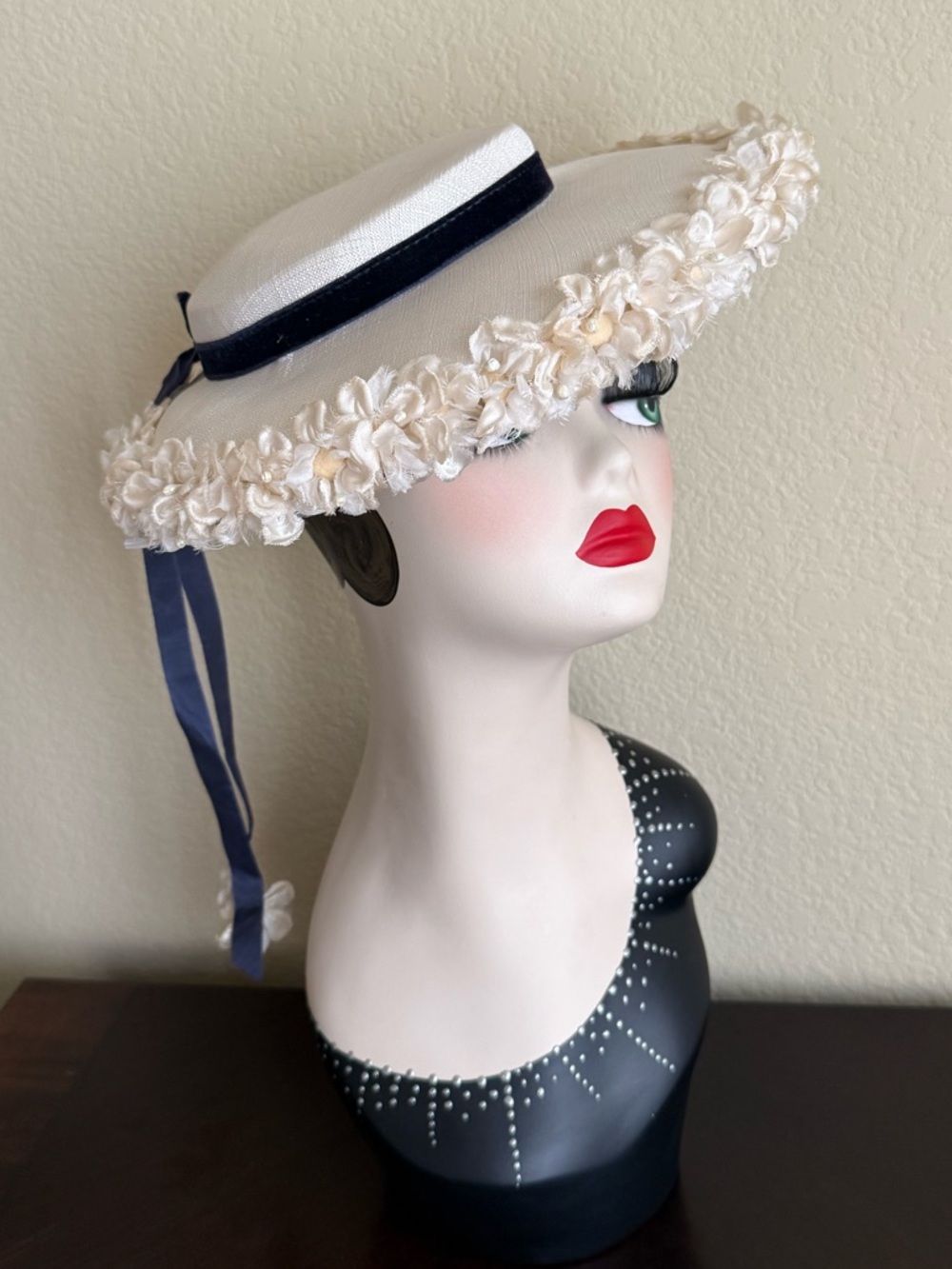 Vintage 1950s white straw hat with navy blue ribbon and white flowers